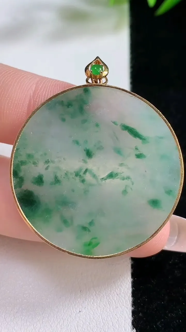 天然A货翡翠种飘花无事牌吊坠，尺寸34-2.7，重:8.84g
12月24日