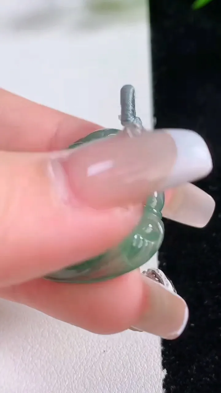 天然A货翡翠佛公吊坠，尺寸28.8-31.8-6，重量:7.91g
12月24日