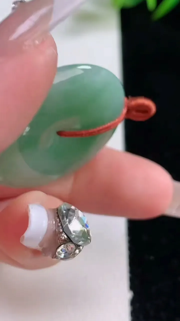 天然A货翡翠平安扣吊坠，尺寸31-6.2，重量:12.75g
12月24日