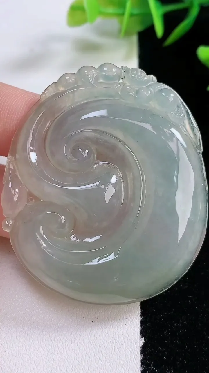 天然A货翡翠如意吊坠，尺寸54-46-6，重:25.43g
12月24日