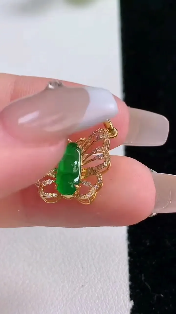 天然A货翡翠福豆吊坠，尺寸13.8-12-2.7，裸石10.3-4.2重量:1.14g
12月24日