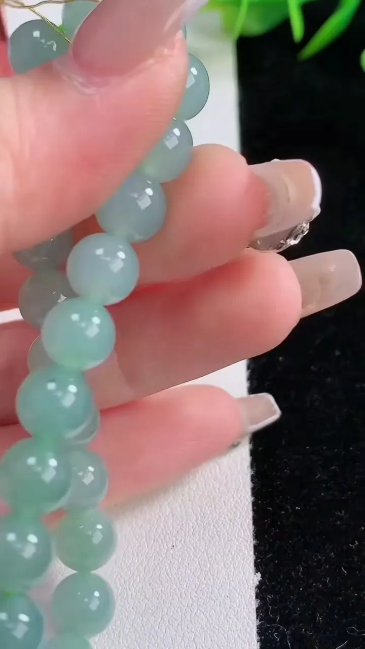 天然A货翡翠圆珠手串，尺寸7.7-24颗，重量:19.34g12月24日
工厂直销收藏佳品,种好水足，色泽均匀，有种有色，上手高大气！