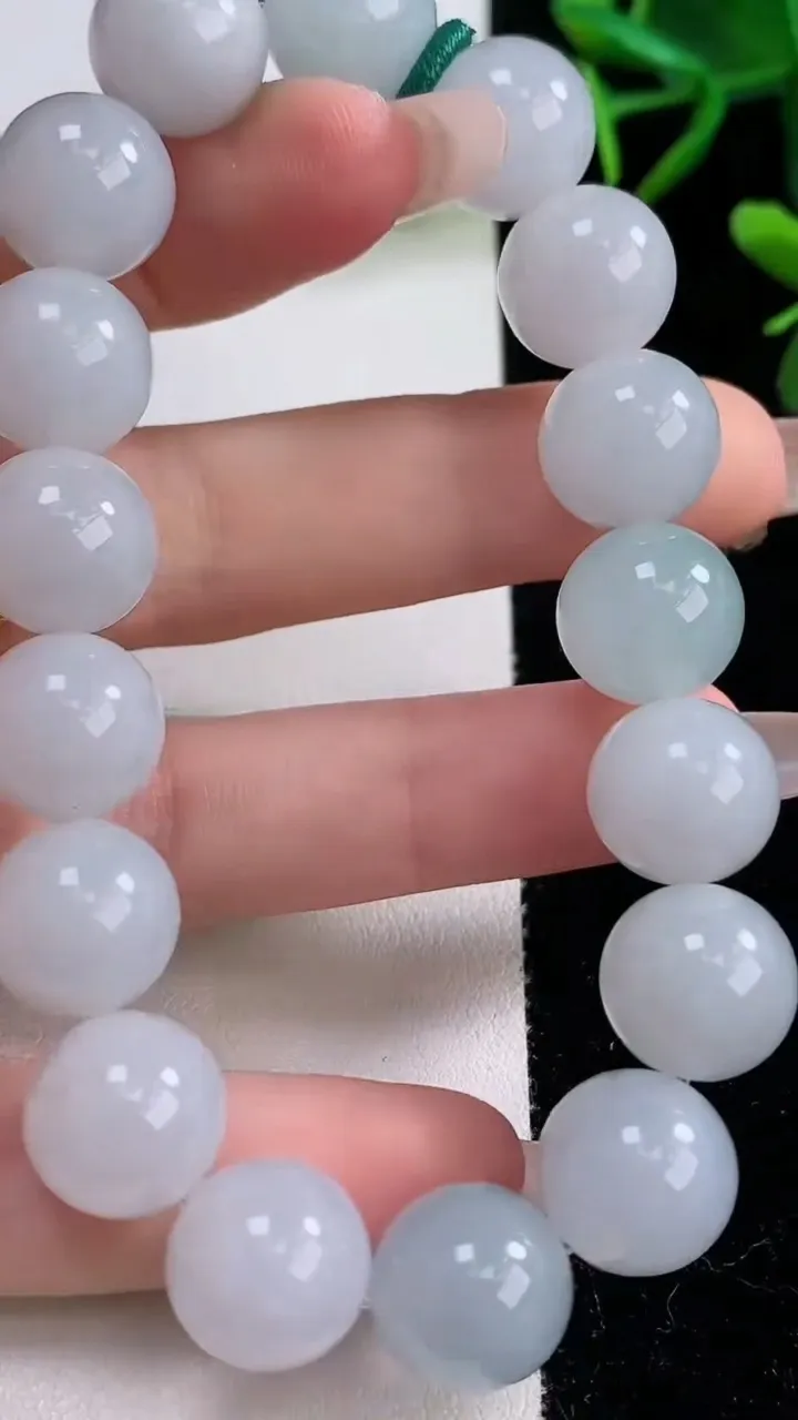 天然A货翡翠圆珠手串，尺寸12.2-17颗，重量:53.80g12月24日
工厂直销收藏佳品,种好水足，色泽均匀，有种有色，上手高大气！