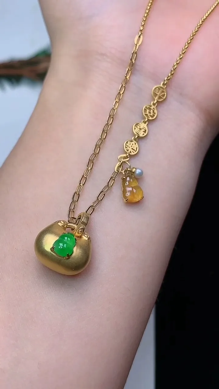 天然A货翡翠葫芦项链，尺寸5.5-4.2，重量:4.84g
12月24日