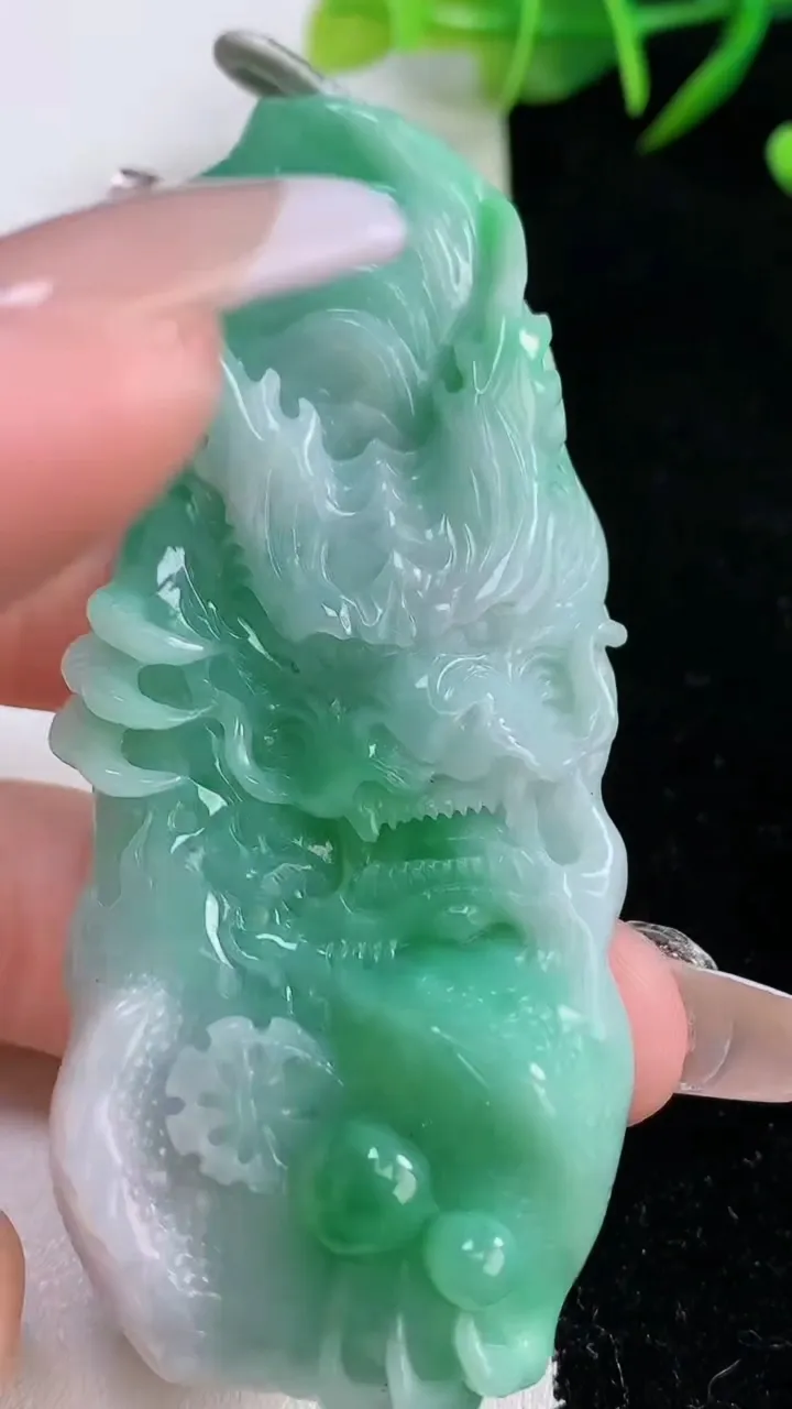 天然A货翡翠龙牌吊坠，尺寸76.7-31.3-12，重量:58.50g
12月24日