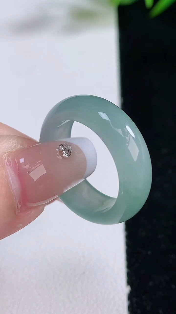 天然A货翡翠冰种飘花指环戒指，尺寸18.2-6.8-3.2，重量:4.81g2025年12月24日
