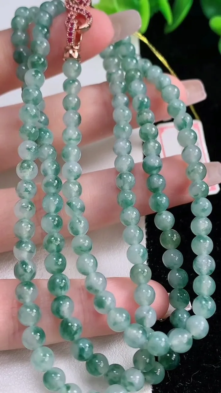 天然A货翡翠冰种飘花圆珠项链，尺寸4.9-138颗，重量:29.60g
12月24日