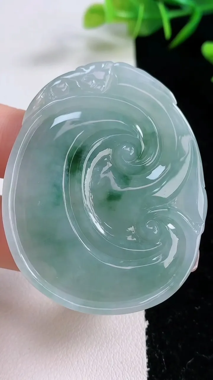 天然A货翡翠飘花如意吊坠，尺寸53-42-5.8，重量:24.05g
12月24日