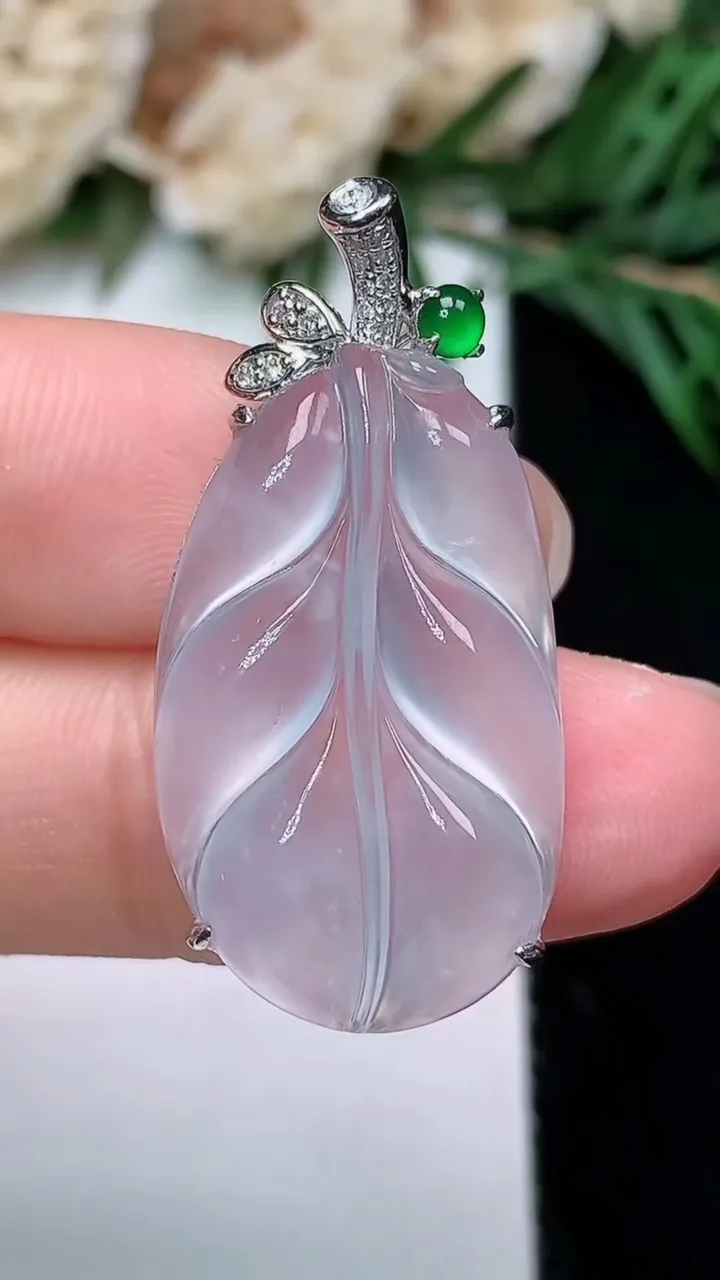 天然A货翡翠白冰金枝玉叶 叶子吊坠，尺寸25.7-15.5-6.6，重量:3.79g
12月24日