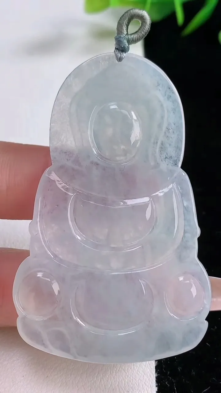 天然A货翡翠观音菩萨吊坠 尺寸60-38.4-4.4，重量:18.85g
12月24日