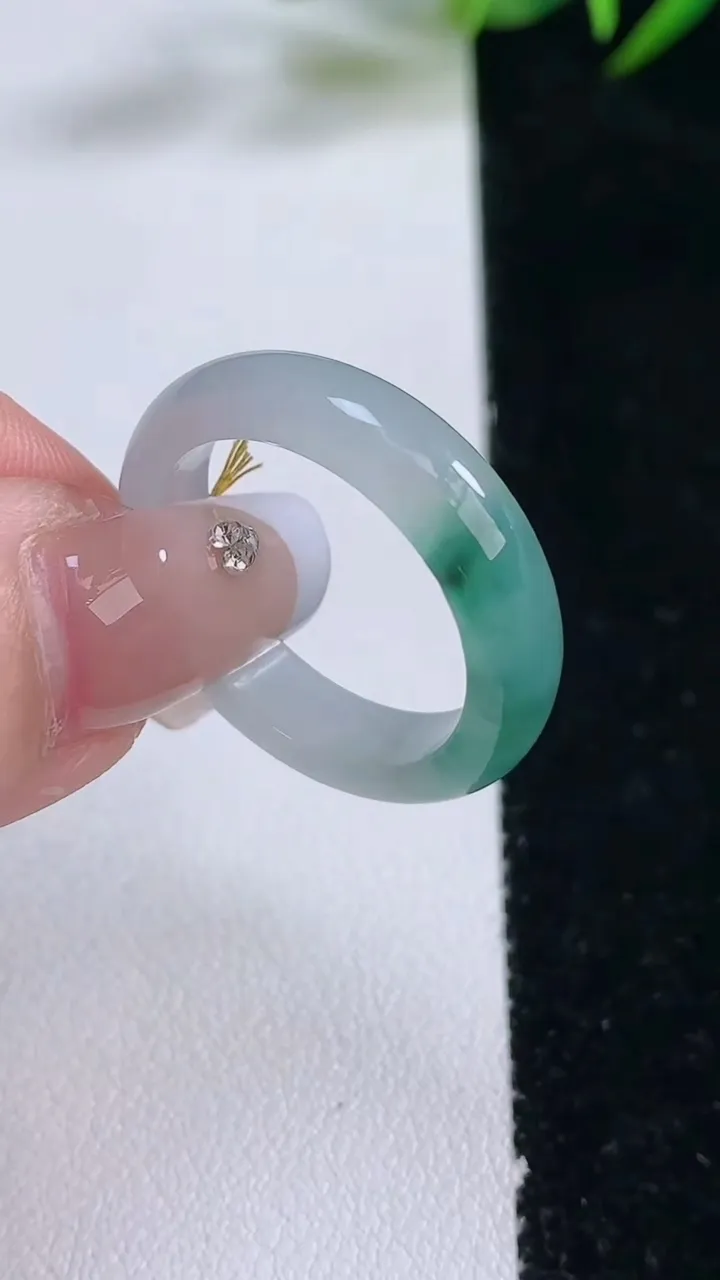 天然A货翡翠飘花指环戒指，尺寸20-5.6-3，重量:4.15g2025年12月24日
工厂直销收藏佳品,种好水足，色泽均匀，有种有色，上手高大气！