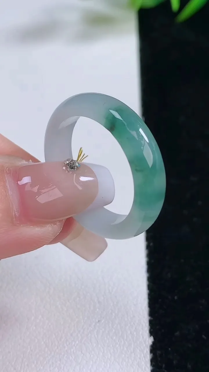 天然A货翡翠飘花指环戒指，尺寸20-5.6-3，重量:4.15g2025年12月24日
工厂直销收藏