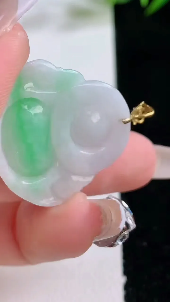 天然A货翡翠佛公吊坠，尺寸26.7-28.6-8.2，重量:8.84g
12月24日