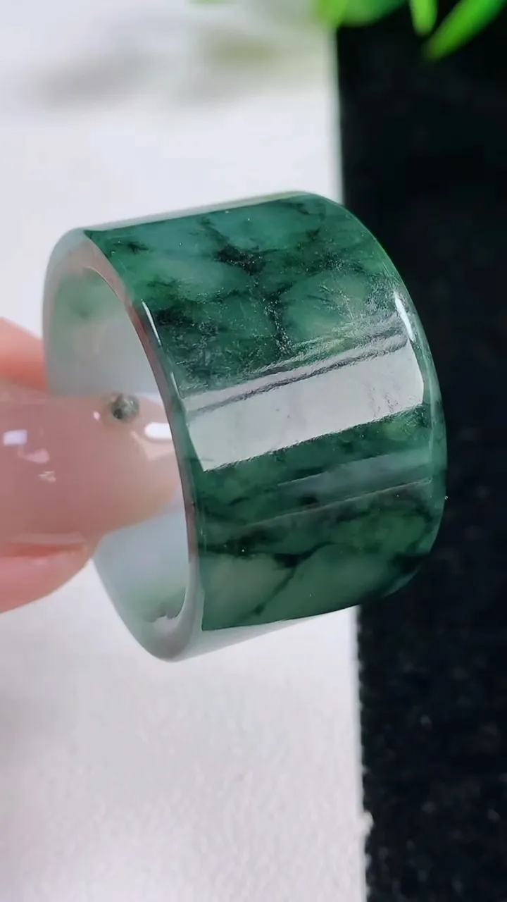 天然A货翡翠飘花指环扳指，尺寸22.3-17.9-3.5，重量:19.12g2025年12月24日
工厂直销收藏佳品,种好水足，色泽均匀，有种有色，上手高大气！