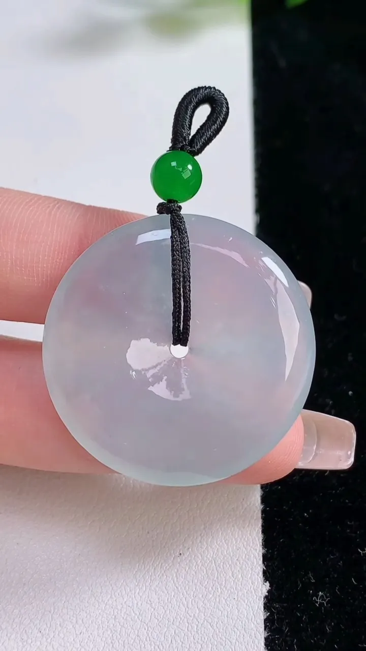 天然A货翡翠种白冰平安扣吊坠，尺寸32.5-5.8，重:11.95g
12月24日