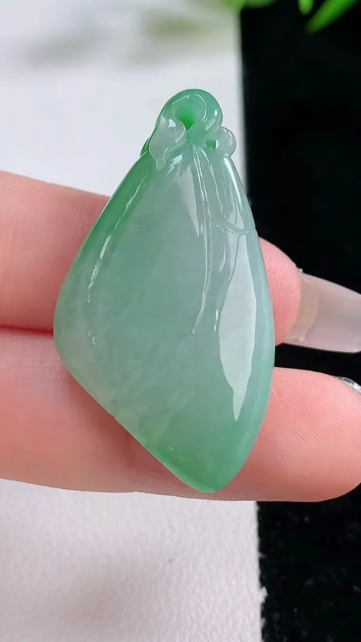 天然A货翡翠福瓜吊坠，尺寸39-21-8，重量:10.36g
12月24日