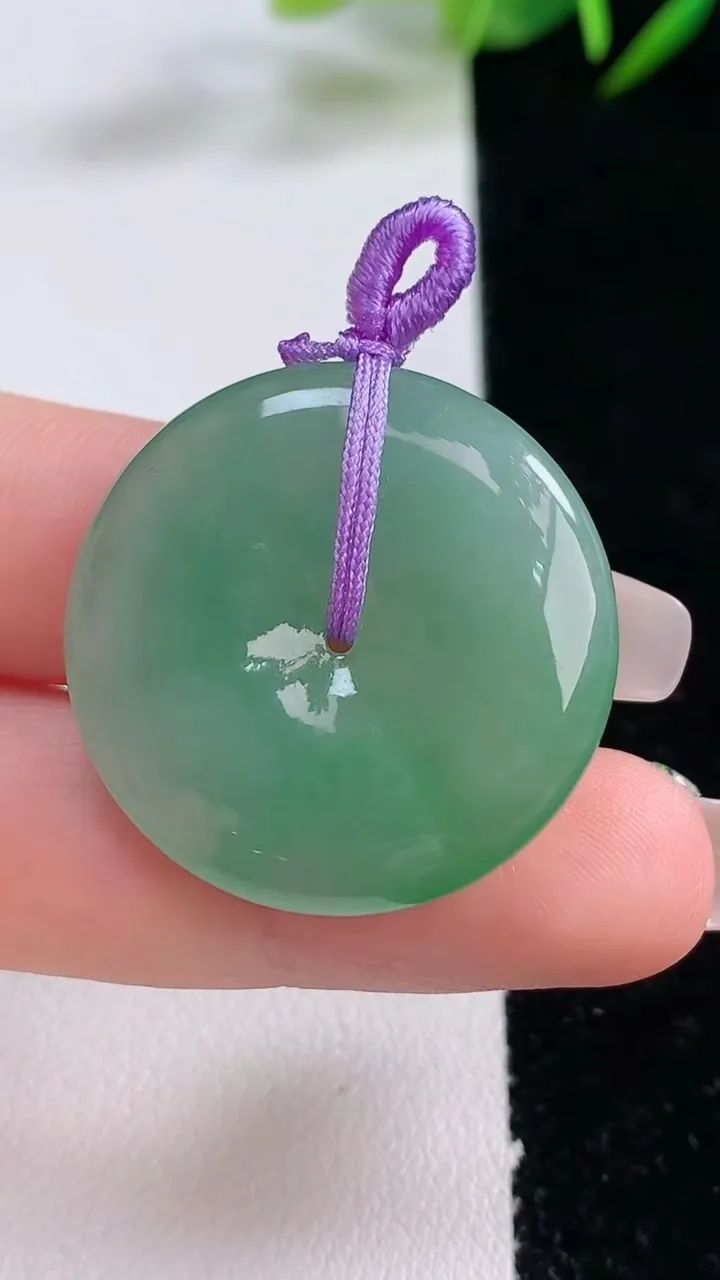 天然A货翡翠平安扣吊坠，尺寸28.4-5.8，重量:10.61g
12月24日