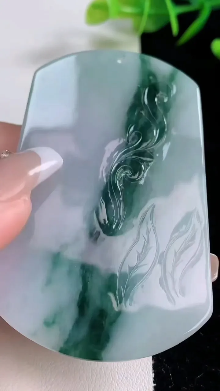 天然A货翡翠飘花大势至菩萨吊坠，尺寸68.6-44.7-6，重量:42.85g
12月24日