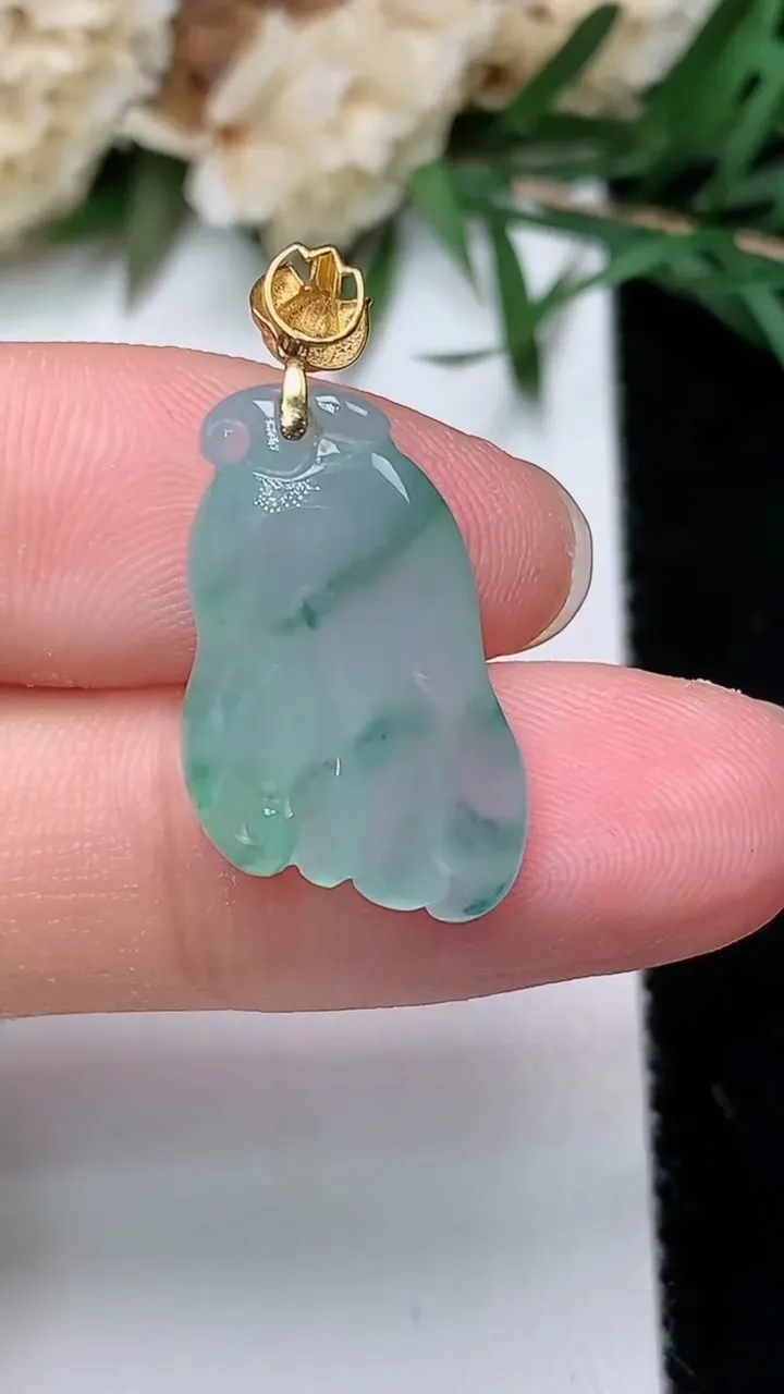 天然A货翡翠飘花佛手瓜吊坠，尺寸21-11-6，重量:2.55g
12月24日