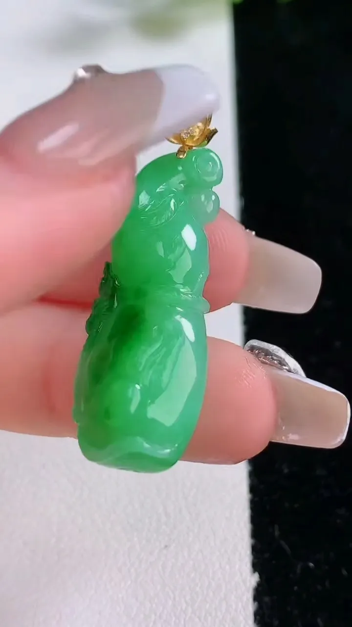 天然A货翡翠葫芦吊坠，尺寸33.4-13.7-9.5，重量:6.44g
12月24日