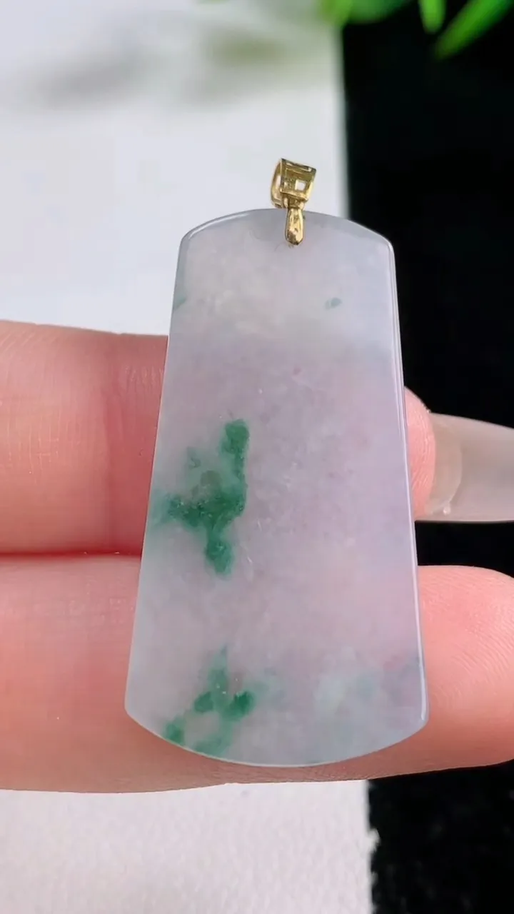 天然A货翡翠种飘花无事牌吊坠，尺寸35.8-18.8-3，重量:6.01g
12月24日