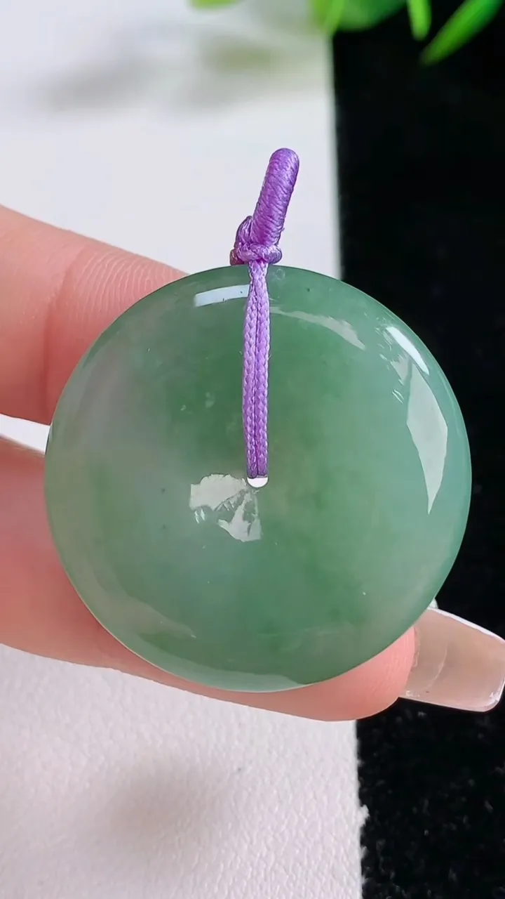 天然A货翡翠平安扣吊坠，尺寸31.2-6.3，重量:13.26g
12月24日