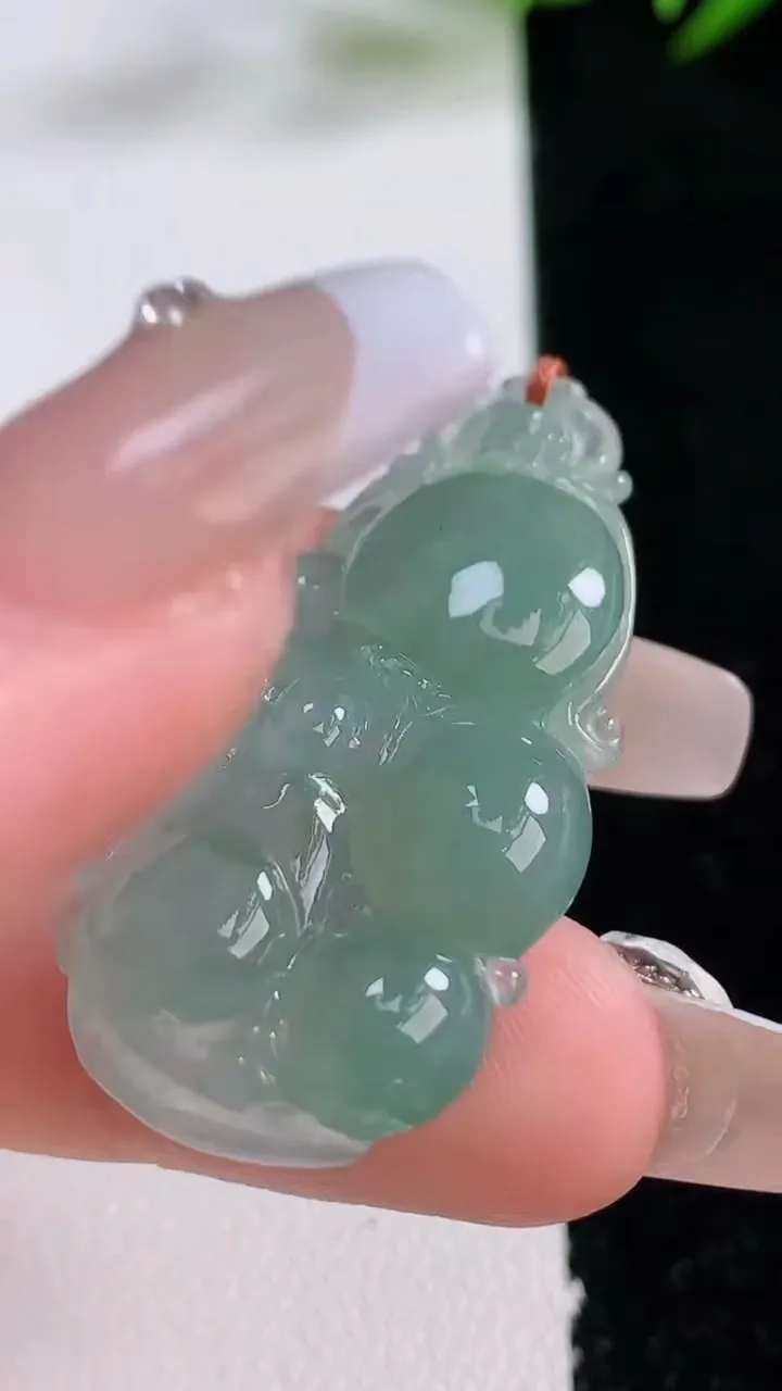 天然A货翡翠貔貅吊坠，尺寸48.3-21-5.3，重量:7.62g
12月24日