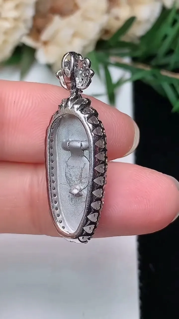 天然A货翡翠福瓜吊坠，尺寸30-10.2-8，裸石20-7.6，重量:3.55g
12月24日