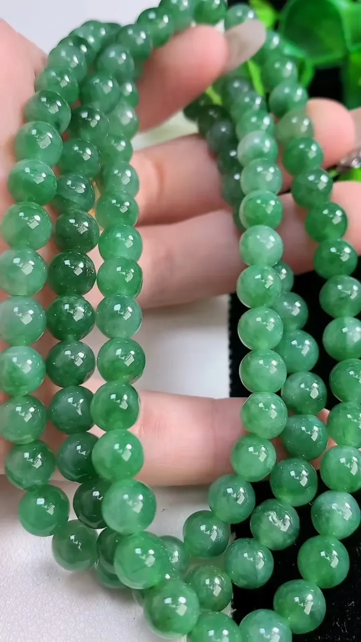 天然A货翡翠圆珠项链，尺寸7，重:64.53g
12月24日