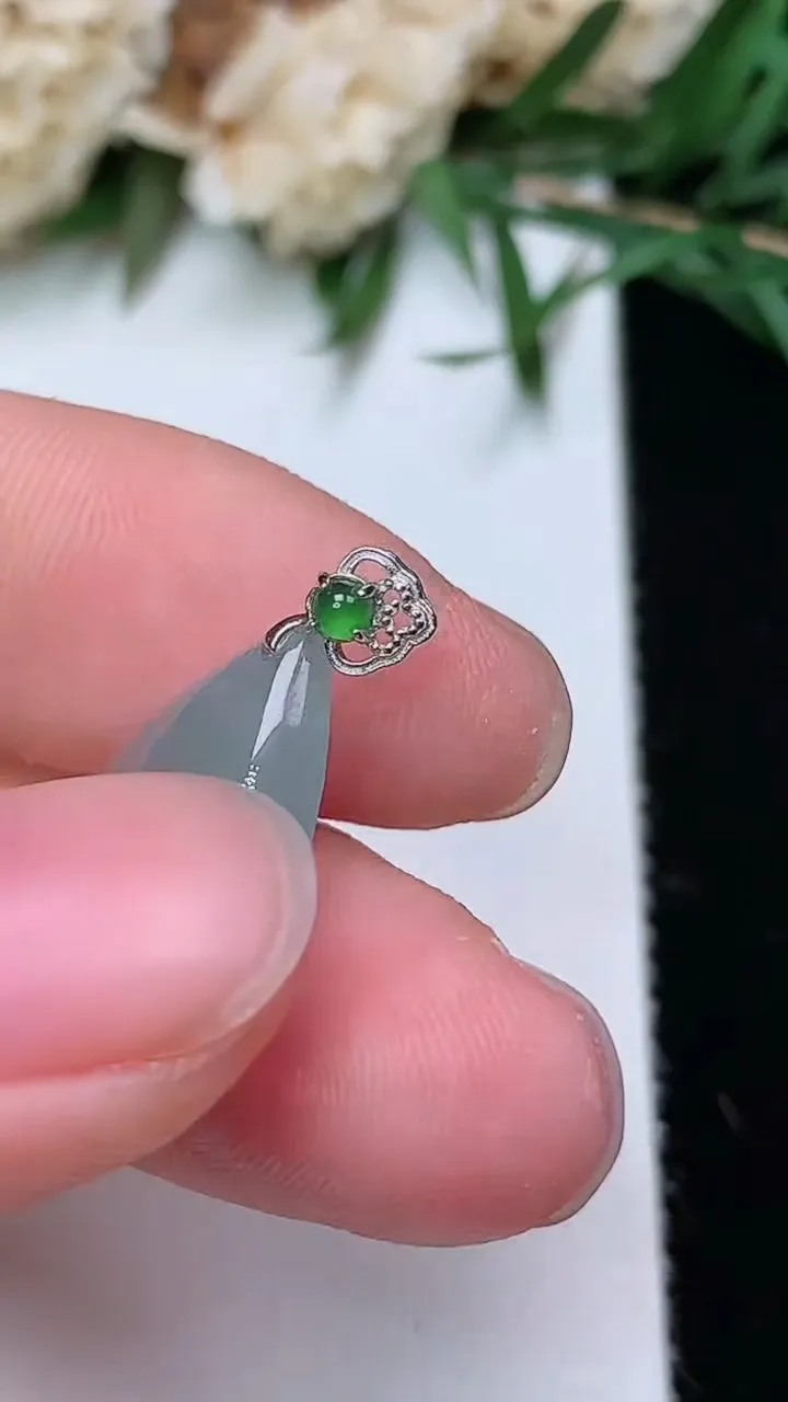 天然A货翡翠白冰水滴吊坠，尺寸17.3-11.9-5，重量:1.90g
12月24日