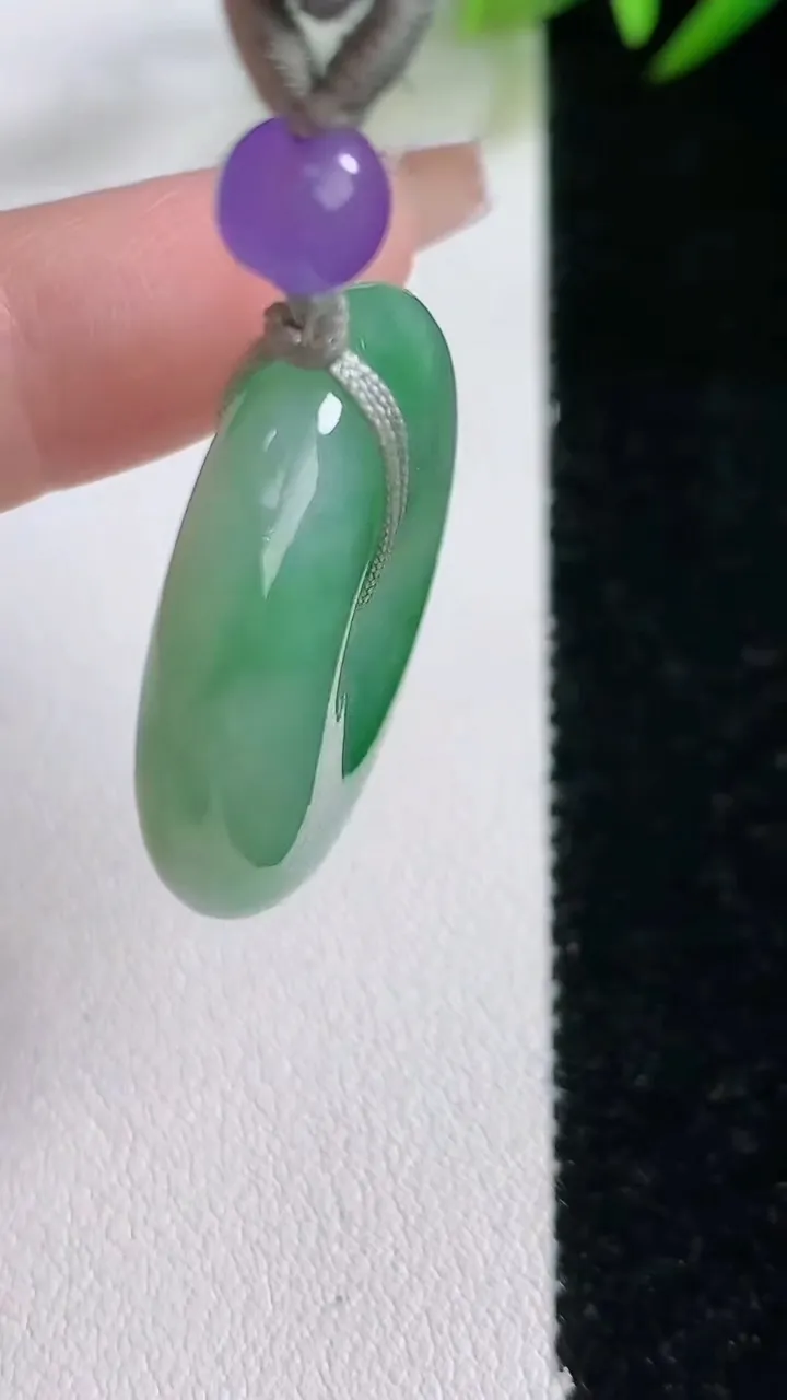 天然A货翡翠吊坠，尺寸20.6-6.8，重:12.20g
12月24日