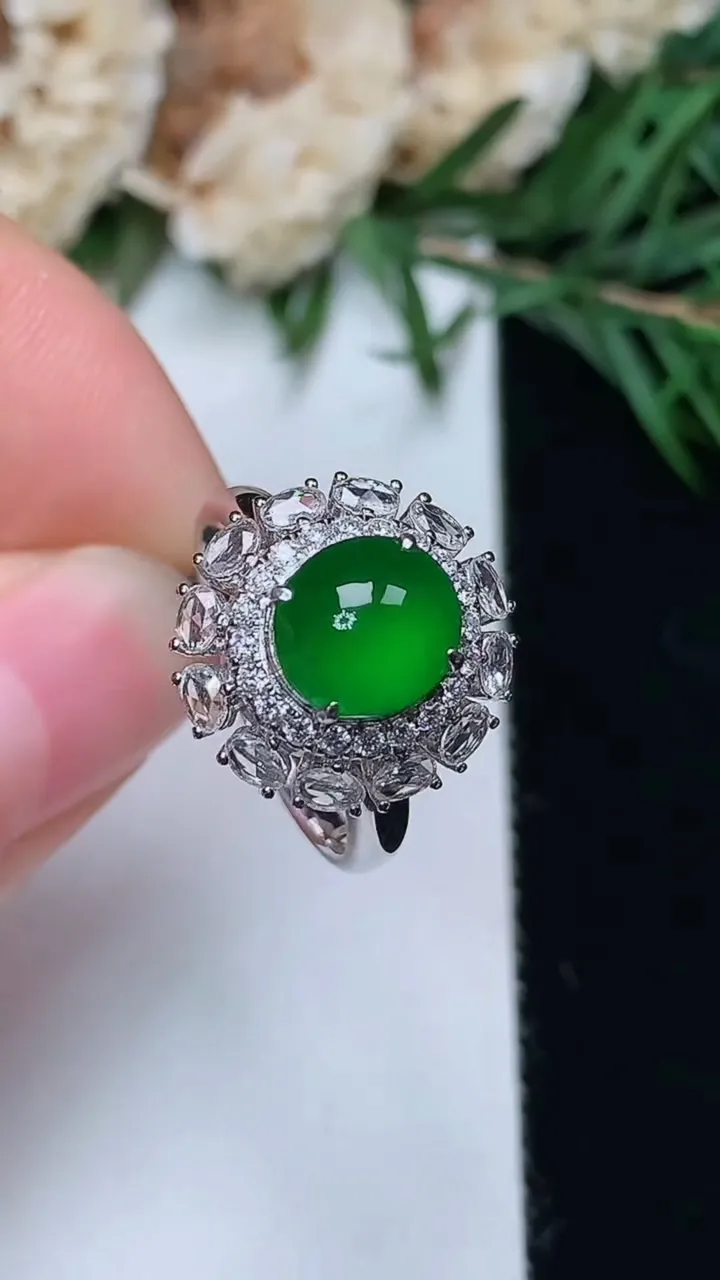 天然A货翡翠蛋面戒指，尺寸16.6-8-7.3，重量:3.54g2025年12月24日
工厂直销收藏佳品,种好水足，色泽均匀，有种有色，上手高大气！