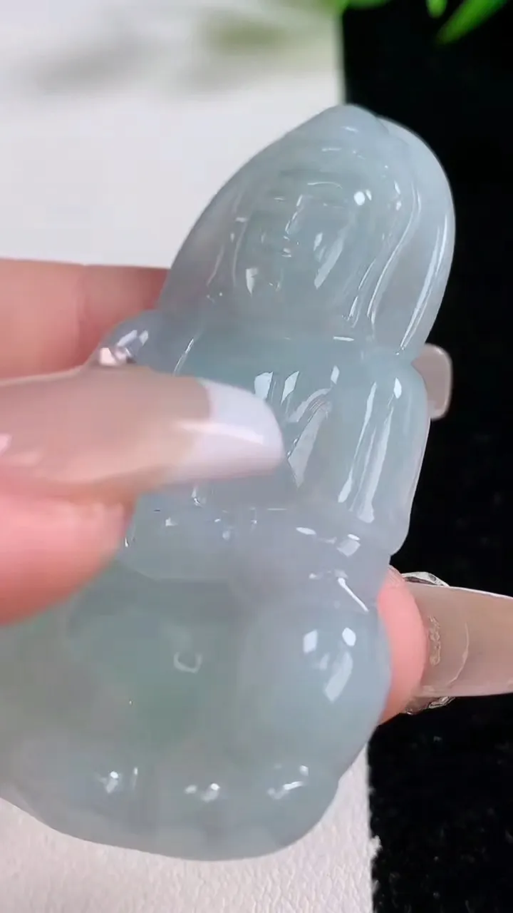 天然A货翡翠观音菩萨吊坠，尺寸58-34.3-6.4，重量:21.28g
12月24日