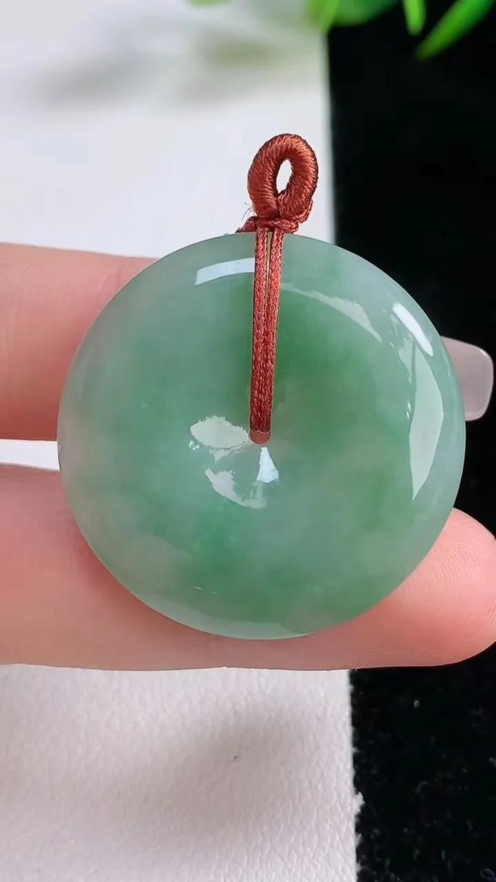 天然A货翡翠平安扣吊坠，尺寸31-6.2，重量:12.75g
12月24日