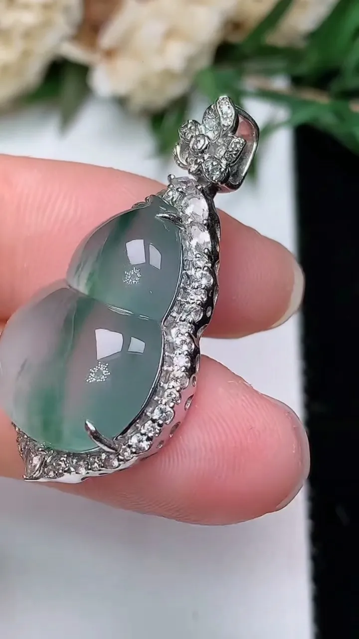 天然A货翡翠飘花葫芦吊坠，尺寸32.3-17.4-8.5，裸石19.6-15
12月24日