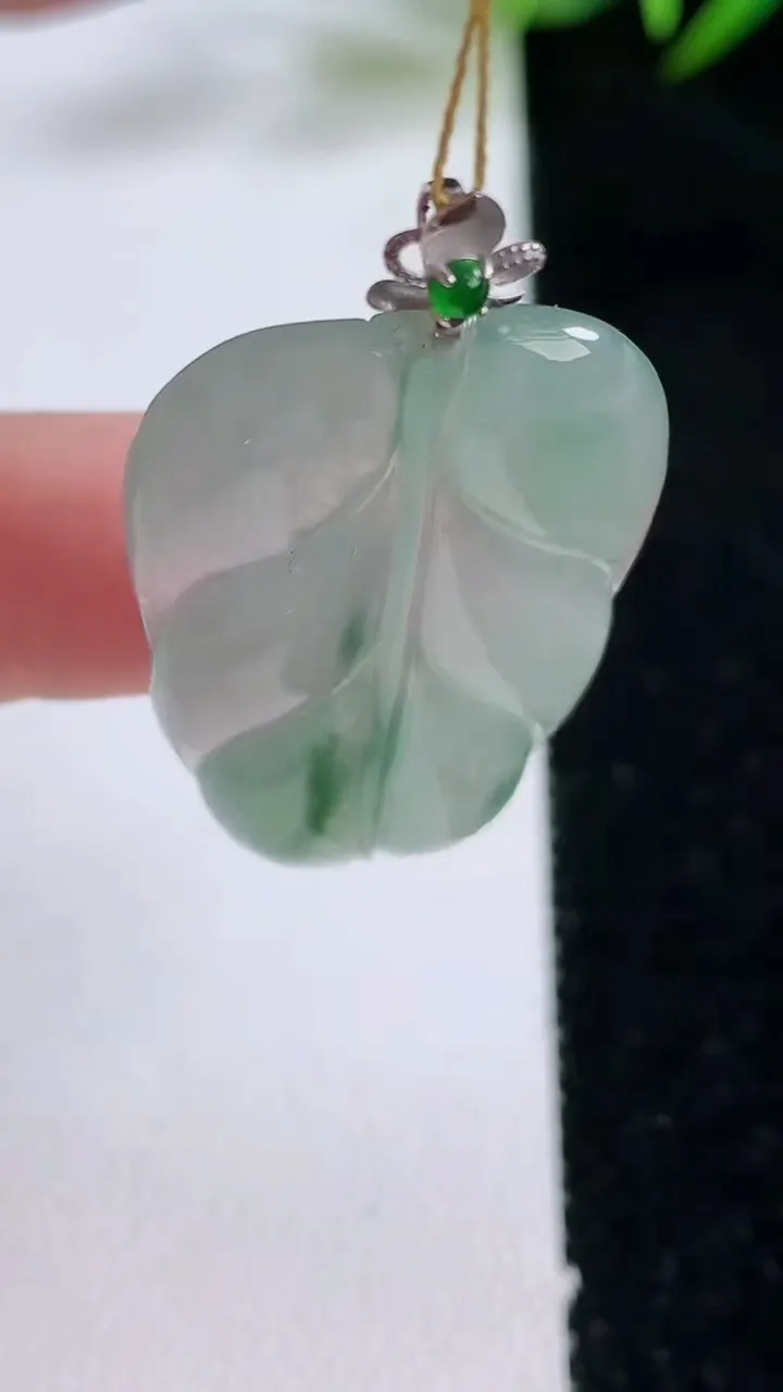 天然A货翡翠种飘花金枝玉叶 叶子吊坠，尺寸33.8-21-3.7，重量:5.83g
12月24日