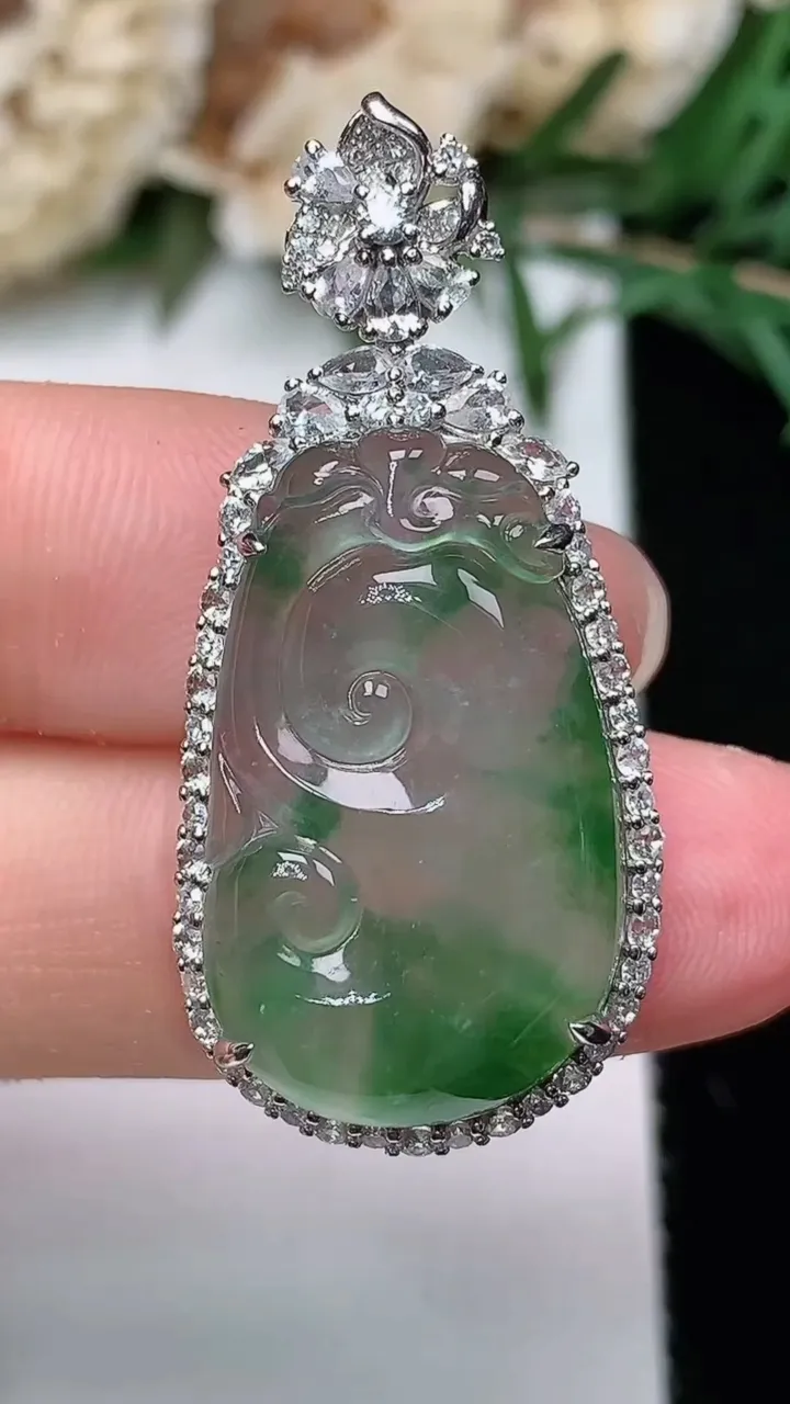 天然A货翡翠如意吊坠，尺寸36.7-17-8.3，裸石24-14.4，重量:5.41g
12月24日