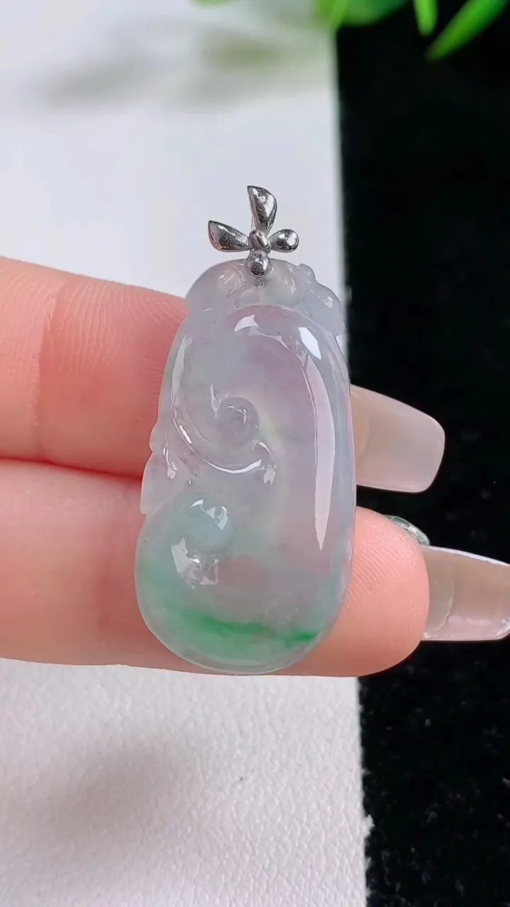 天然A货翡翠如意吊坠，尺寸30-15.8-4，重量:3.72g
12月24日