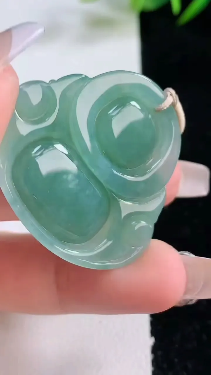 天然A货翡翠佛公吊坠，尺寸33.7-36.6-8.3，重量:14.72g
12月24日