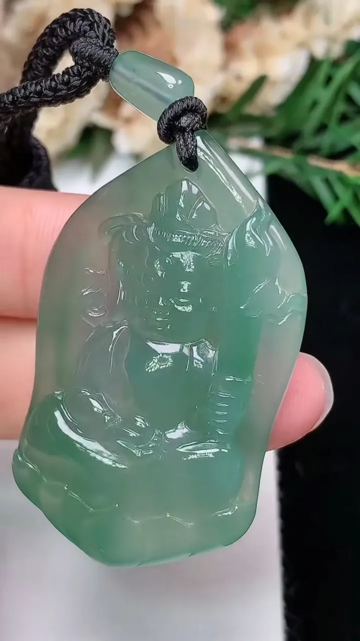 天然A货翡翠文殊菩萨吊坠，尺寸43.8-27.3-5.6，重量:17.21g
12月24日