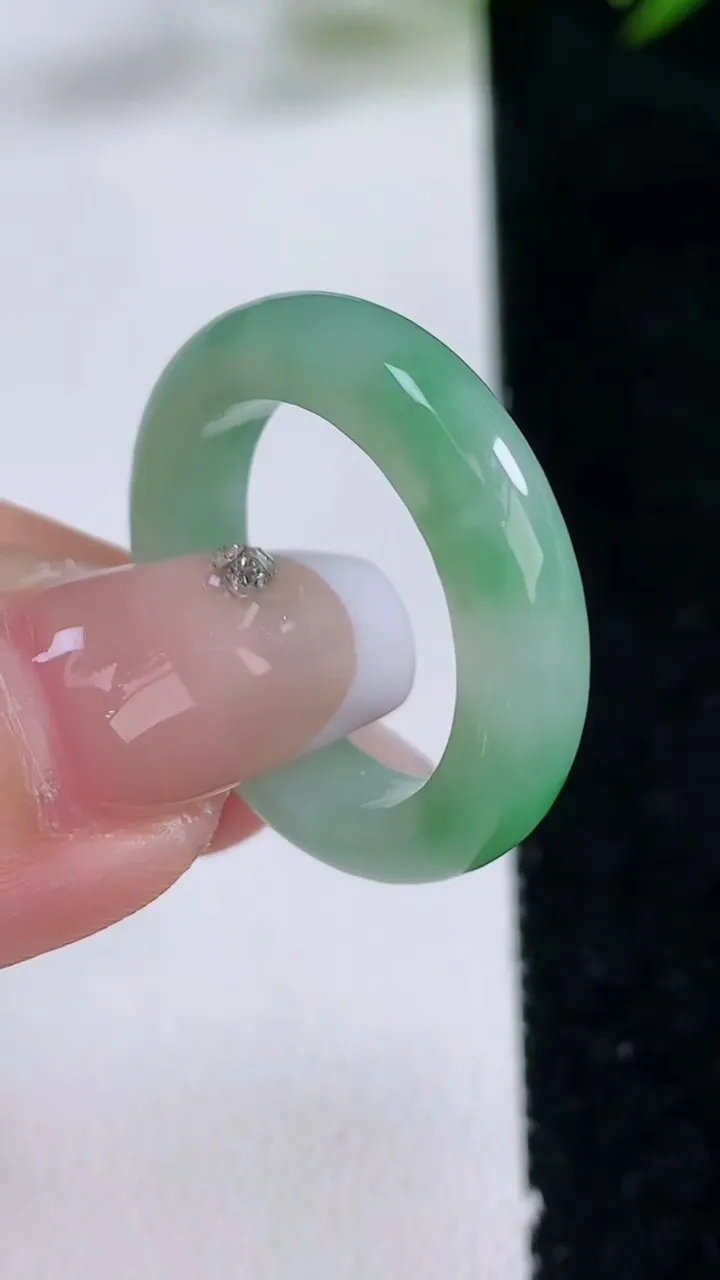 天然A货翡翠指环戒指，尺寸18.2-4.8-3.6，重量:4.36g2025年12月24日
工厂直销收藏佳品,种好水足，色泽均匀，有种有色，上手高大气！