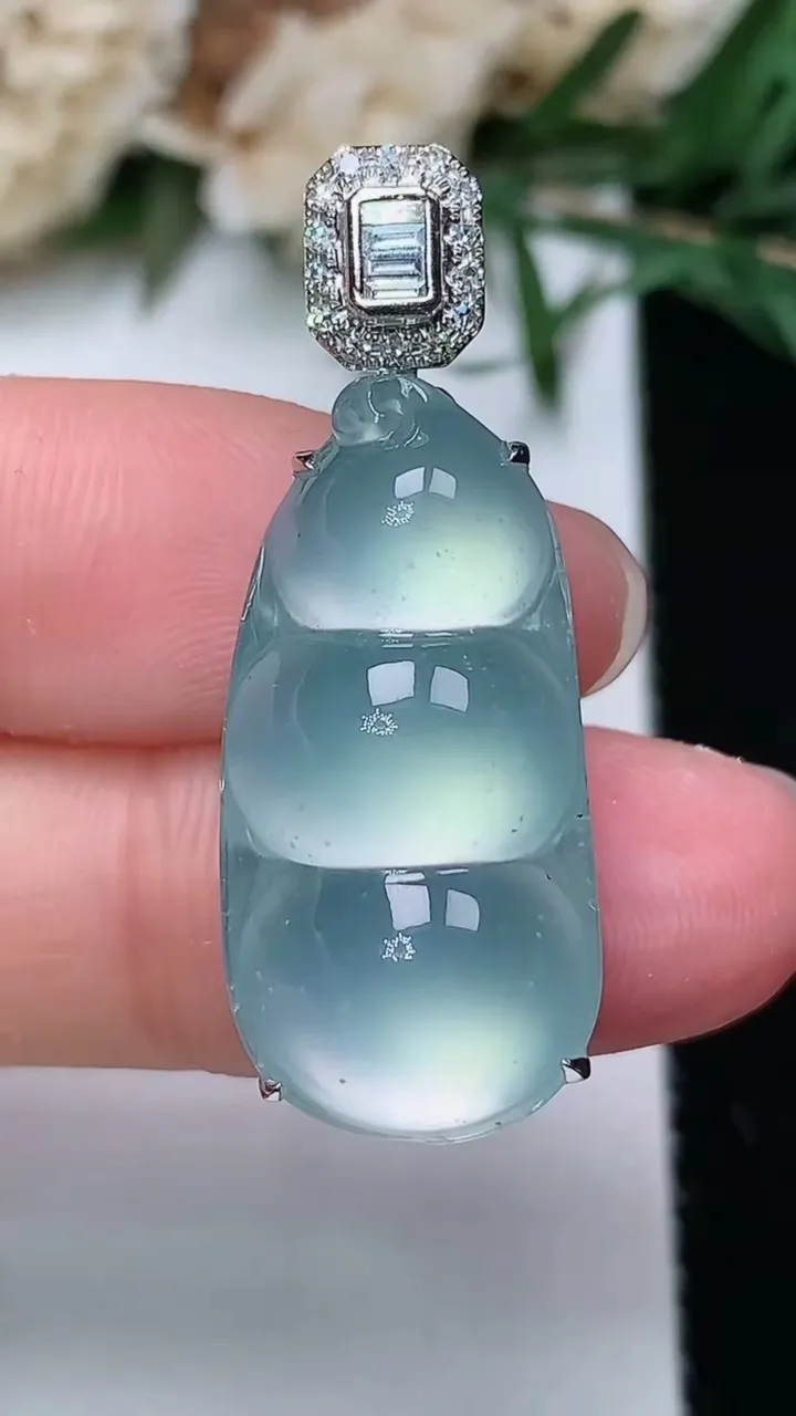 天然A货翡翠白冰福豆吊坠，尺寸26-12.8-10.3，重量:7.30g
12月24日