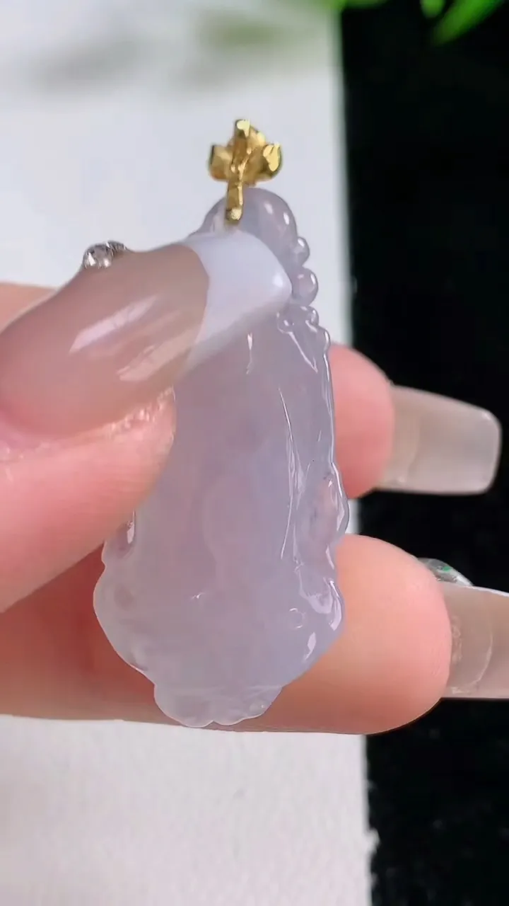 天然A货翡翠种白冰莲蓬吊坠，尺寸35-15.7-7，重量:5.71g
12月24日