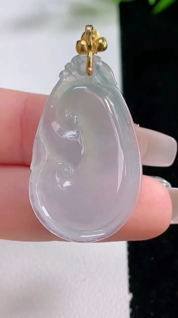 天然A货翡翠如意吊坠，尺寸33.4-20.6-5.4，重量:6.20g
12月24日