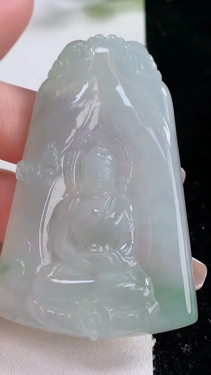 天然A货翡翠大日如来吊坠，尺寸66-43-6.5，重:34.30g
12月24日