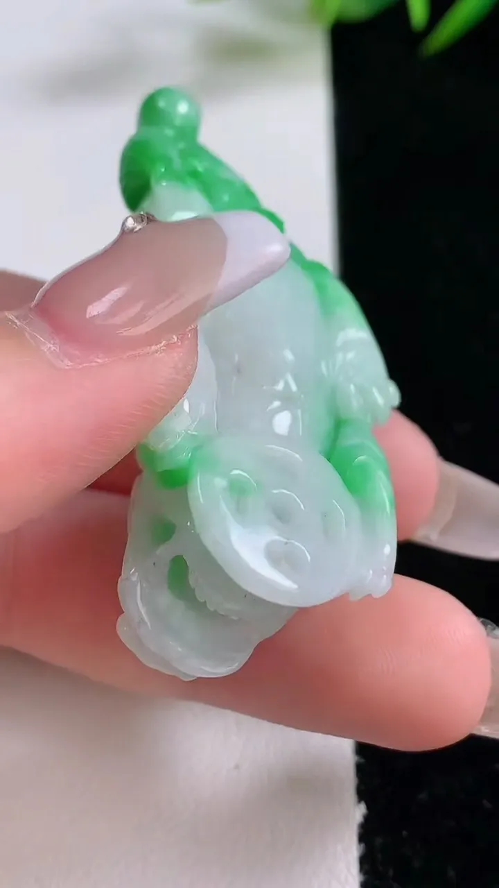 天然A货翡翠貔貅吊坠，尺寸52.5-20.4-11.5，重量:25.09g
12月24日