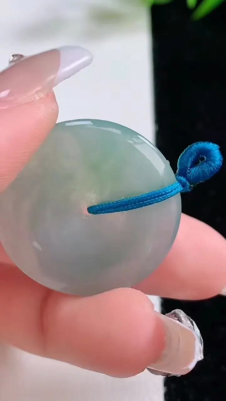 天然A货翡翠平安扣吊坠，尺寸28.4-5，重量:7.92g
12月24日