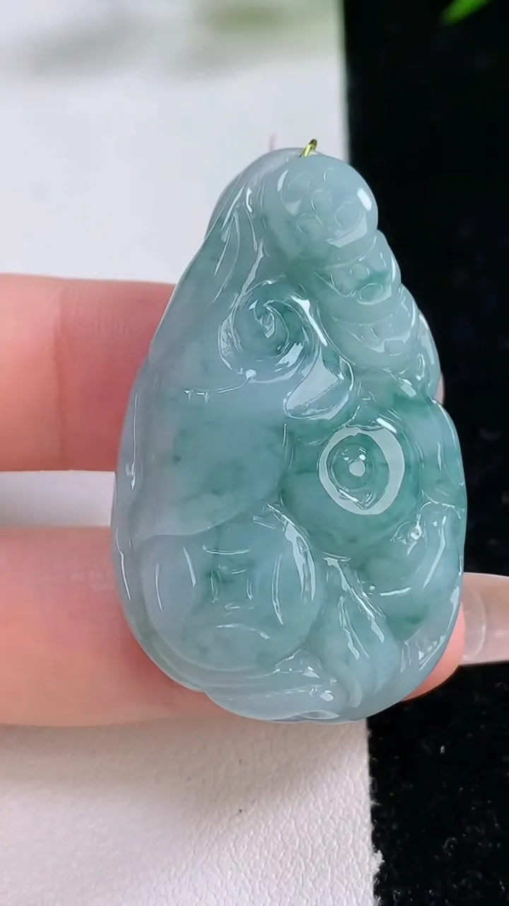 天然A货翡翠飘花如意吊坠，尺寸43.3-26-10.3，重量:21.83g
12月24日