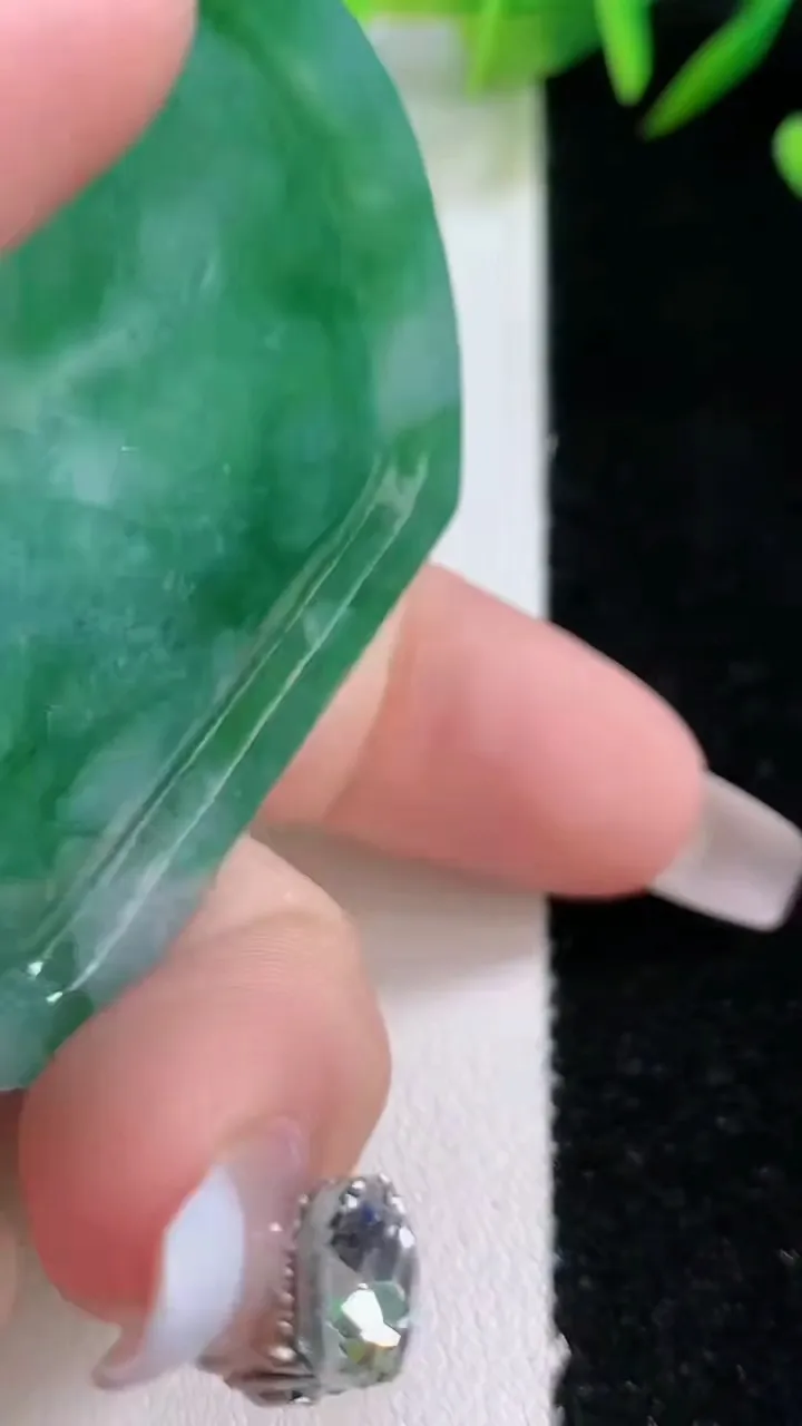 天然A货翡翠一念之间吊坠，尺寸53.9-42.6-7.7，重:37.98g
12月24日