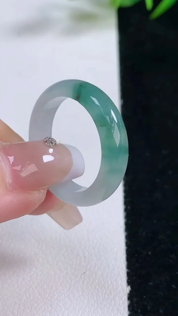 天然A货翡翠飘花指环戒指，尺寸20-5.6-3，重量:4.15g2025年12月24日
工厂直销收藏佳品,种好水足，色泽均匀，有种有色，上手高大气！